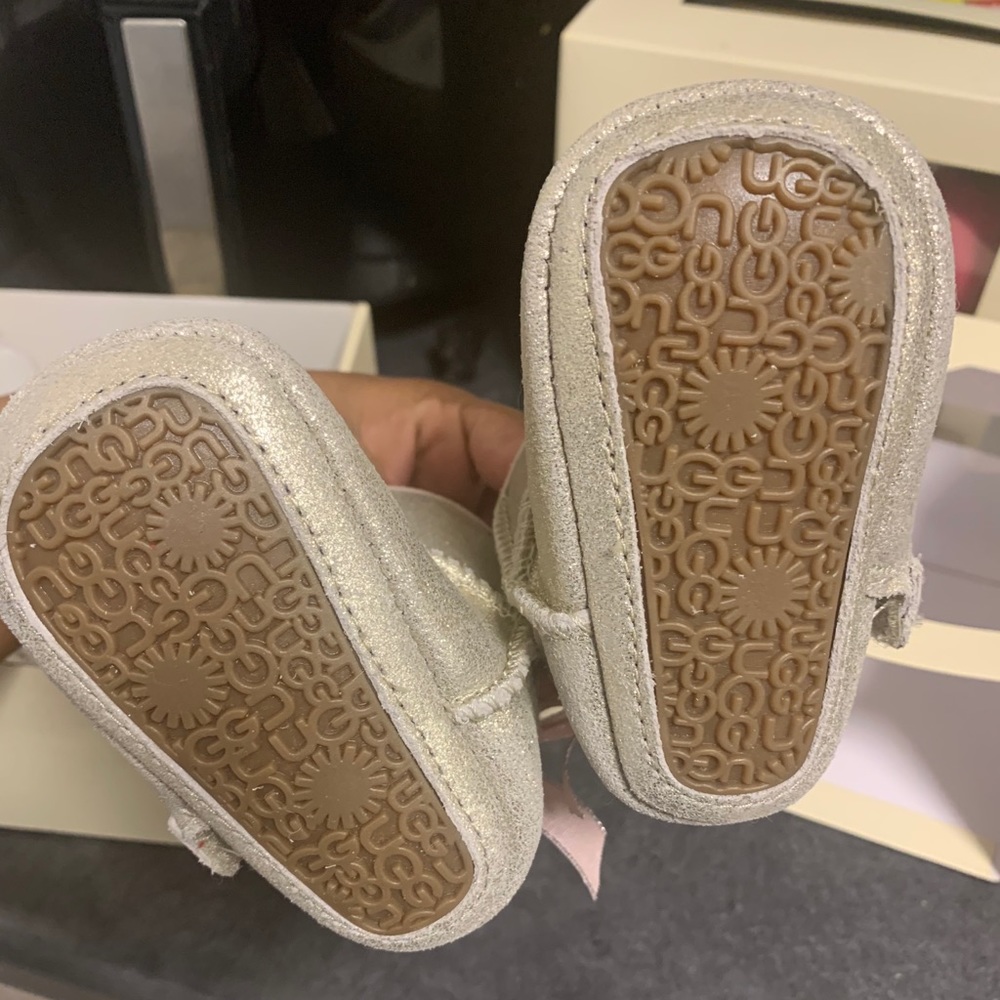 UGGS - Picture 2 of 5